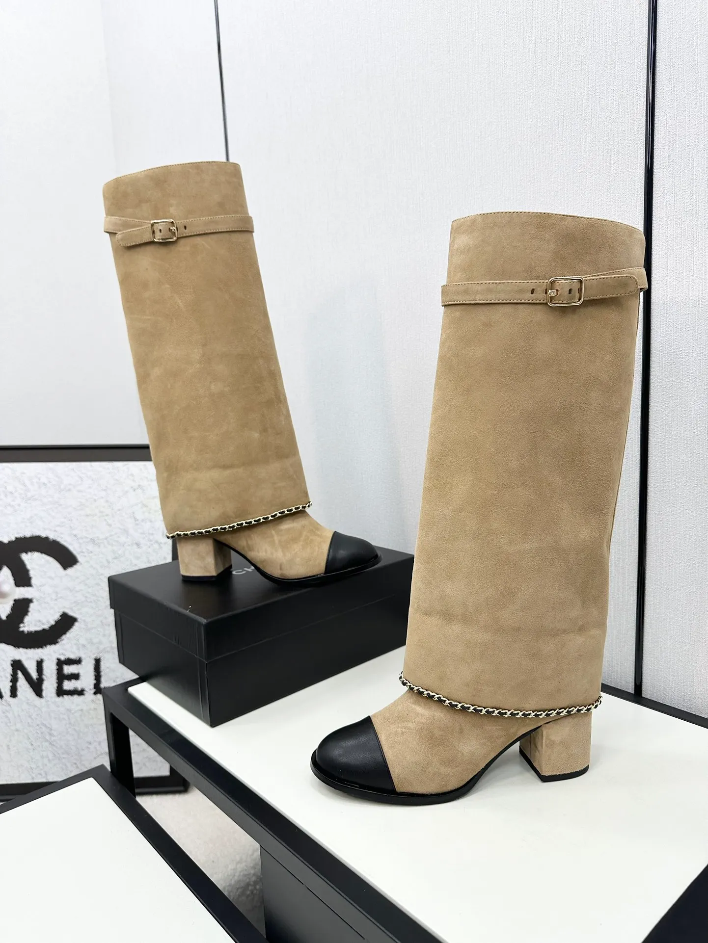 👟👟Ex-factory price 840👟👟Chanel🆕 24b new double c autumn and winter boots Chanel autumn and winter heavy industry popular short boots🔥 Xiaohongshu highly recommends this style, it looks good with any combination, a must-have for fashion, Ms. Chanel loves simple and irresistible styles💋Coloring shows a unique style, free mix and match to shine⚡️Follow the fashionable steps of the tight-flavored grandma! ! ! Enlarge the exquisite details to see ✔Original molded hardware buckle ✔Top version made by purchasing agent★The upper is made of original Yangjing cowhide, sheepskin lining, sheepskin feet, code number 35-40 (40, 41 customization is not returnable)